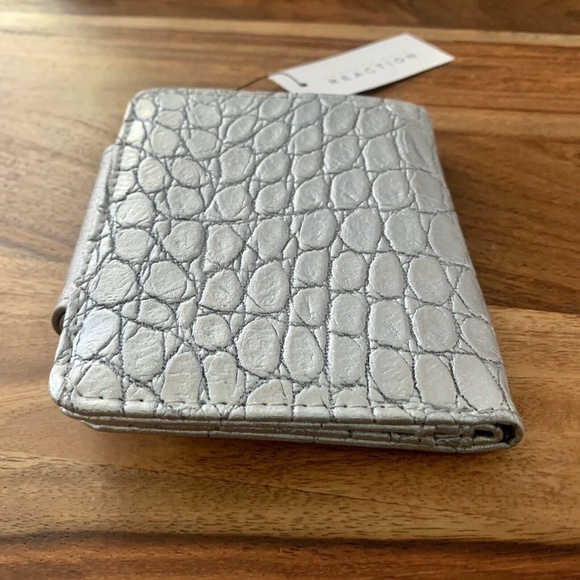 Kenneth Cole Reaction Silver Faux Leather Embossed Croc Logo Plate Bifold Wallet - Picture 8 of 12